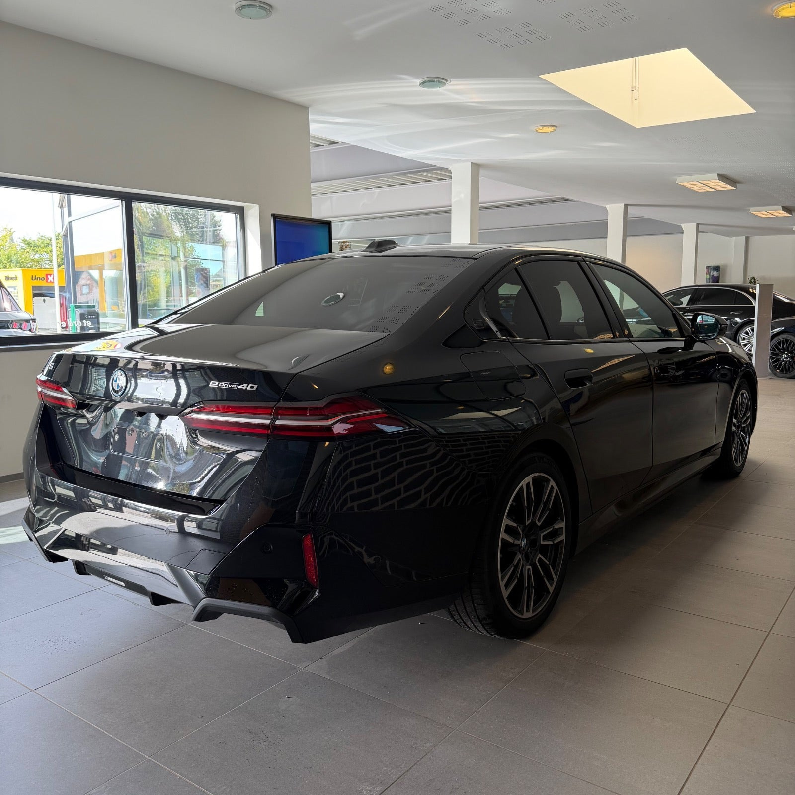 Sort BMW i5 fra 2025