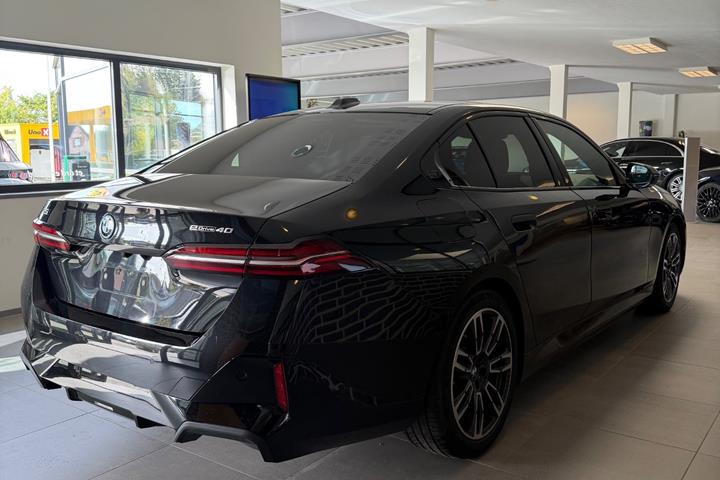 Sort BMW i5 fra 2025