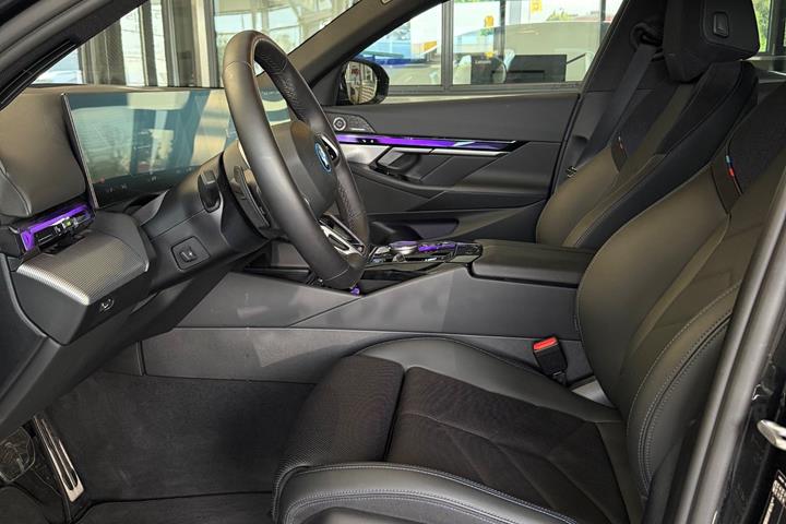 Sort BMW i5 fra 2025