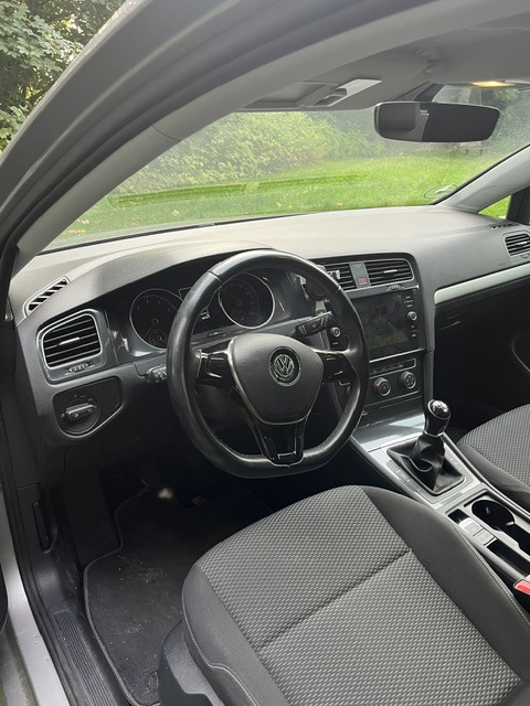 Grå VW Golf fra 2018
