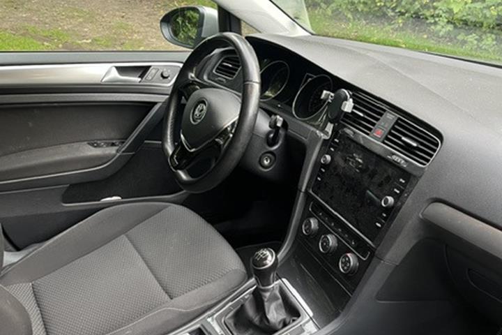 Grå VW Golf fra 2018