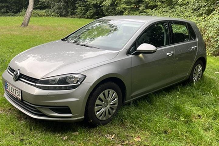 Grå VW Golf fra 2018