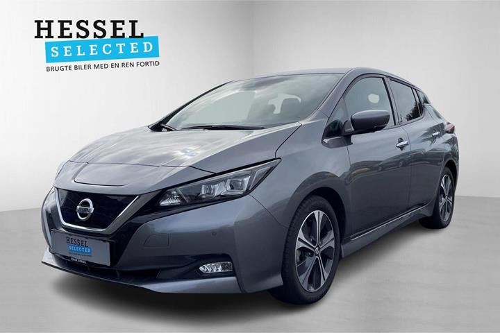 Grå Nissan Leaf fra 2022 set udefra
