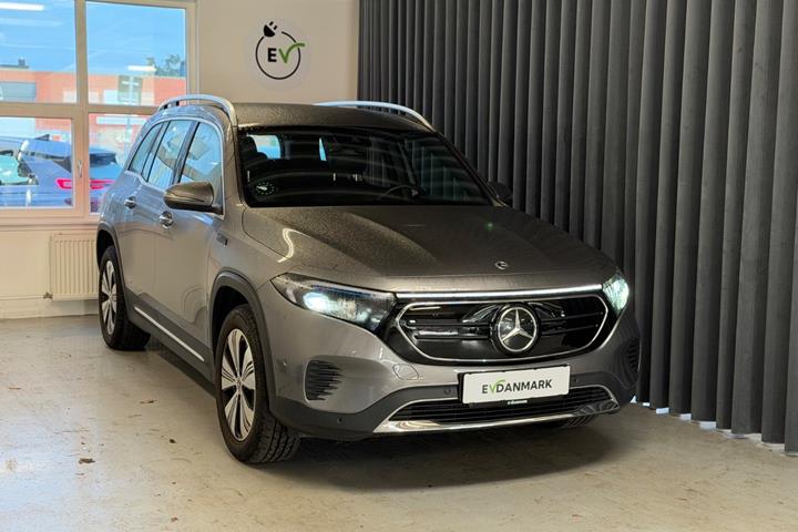 Grå Mercedes EQB350 fra 2022 set udefra