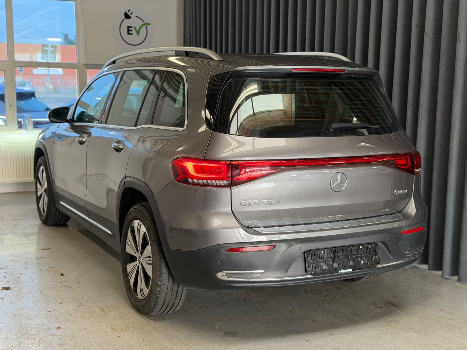 Grå Mercedes EQB350 fra 2022