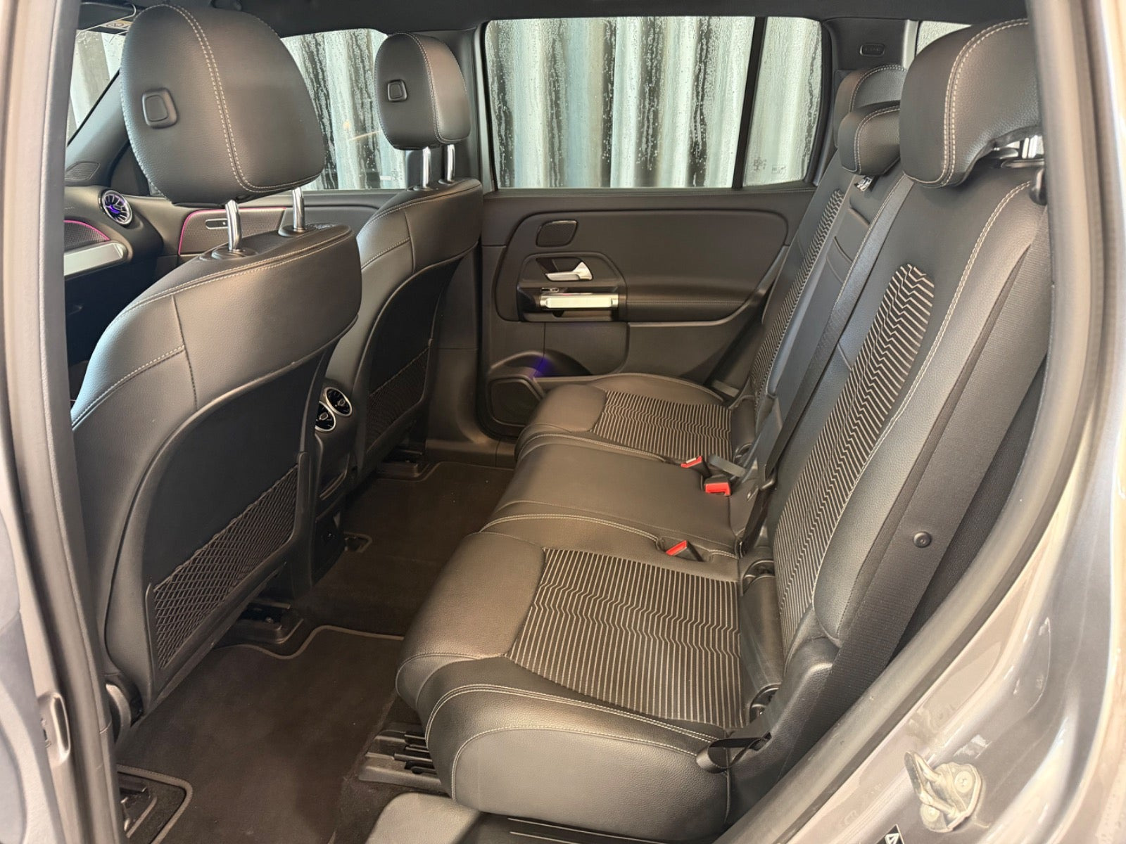 Grå Mercedes EQB350 fra 2022