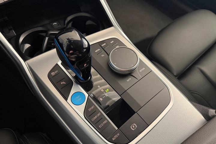 Grå BMW i4 fra 2022