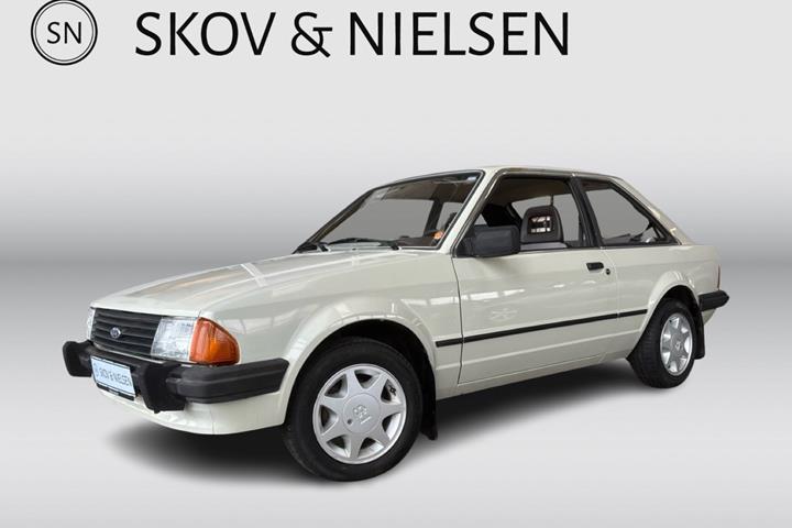 Beige Ford Escort fra 1982
