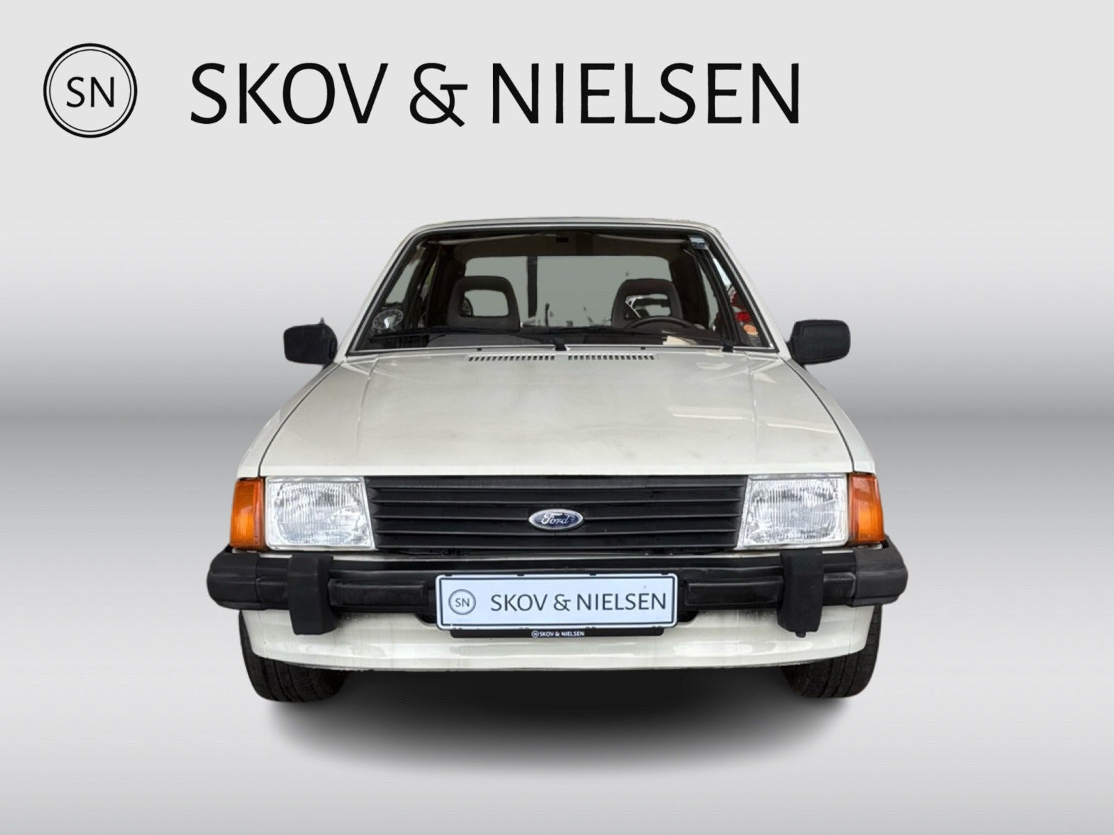 Beige Ford Escort fra 1982