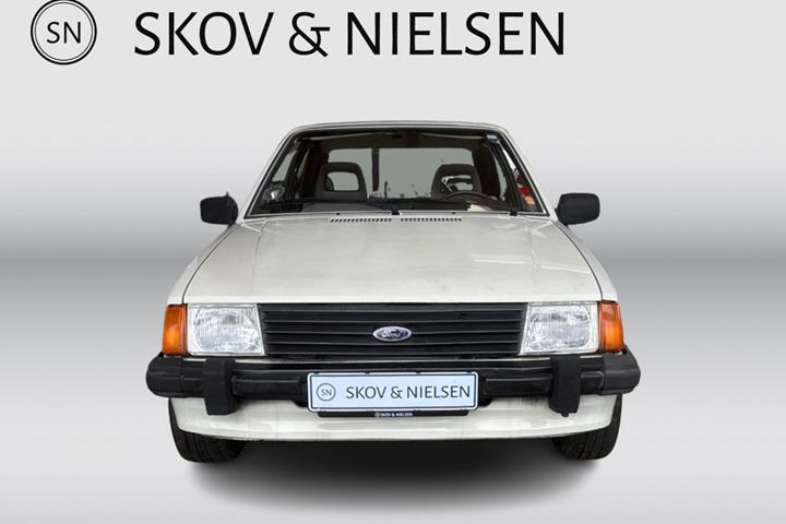 Beige Ford Escort fra 1982
