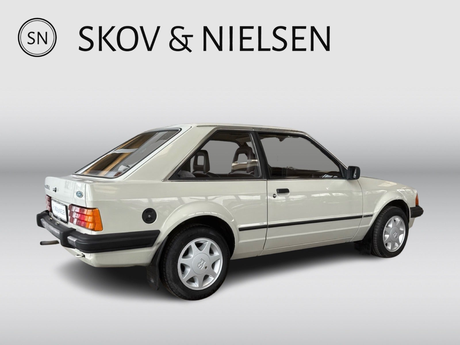 Beige Ford Escort fra 1982