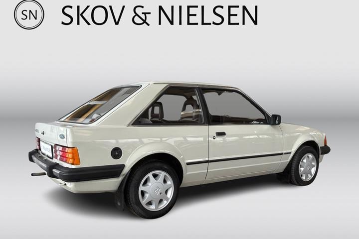 Beige Ford Escort fra 1982