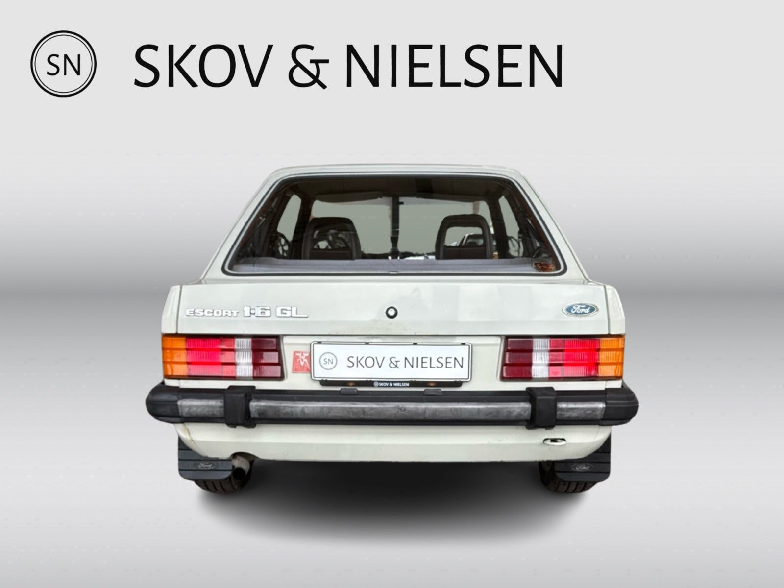 Beige Ford Escort fra 1982