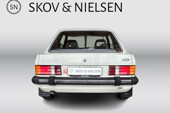 Beige Ford Escort fra 1982