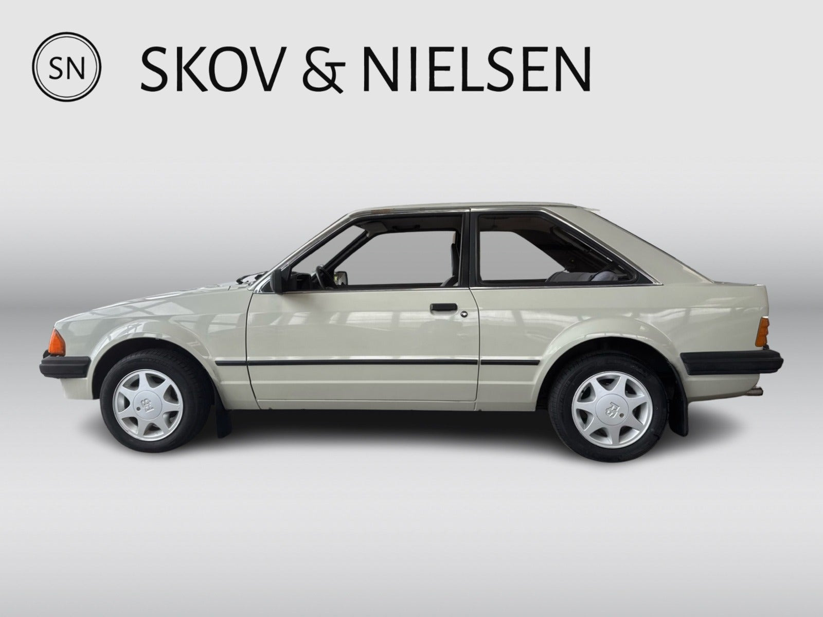 Beige Ford Escort fra 1982