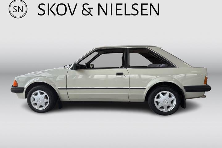 Beige Ford Escort fra 1982