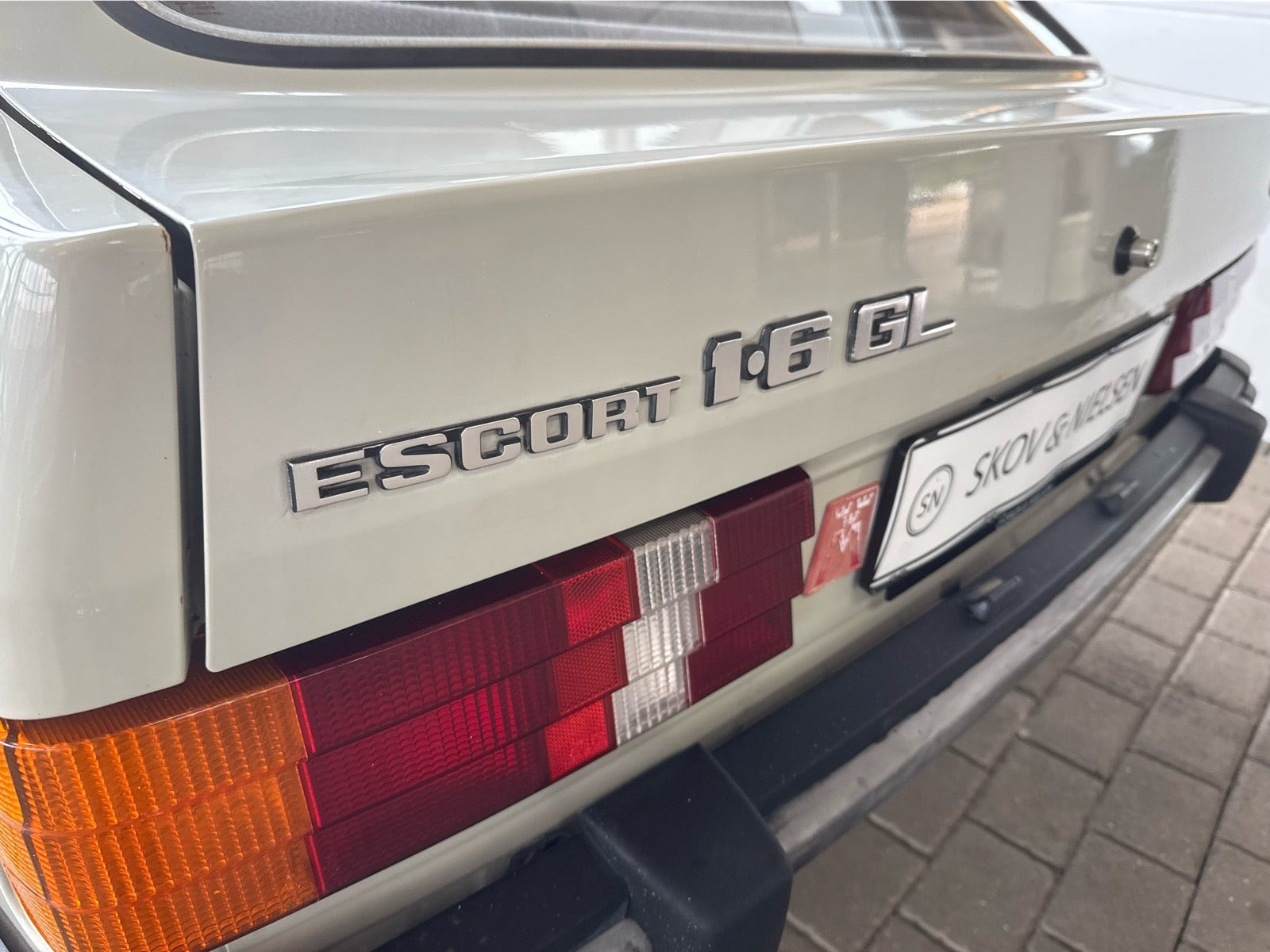 Beige Ford Escort fra 1982