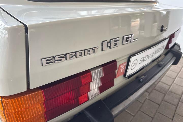 Beige Ford Escort fra 1982