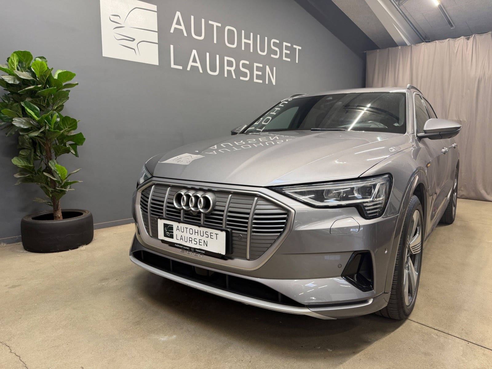 Grå Audi e-tron fra 2019