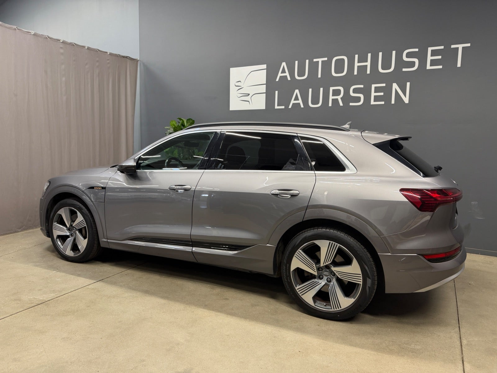 Grå Audi e-tron fra 2019