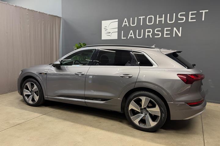 Grå Audi e-tron fra 2019
