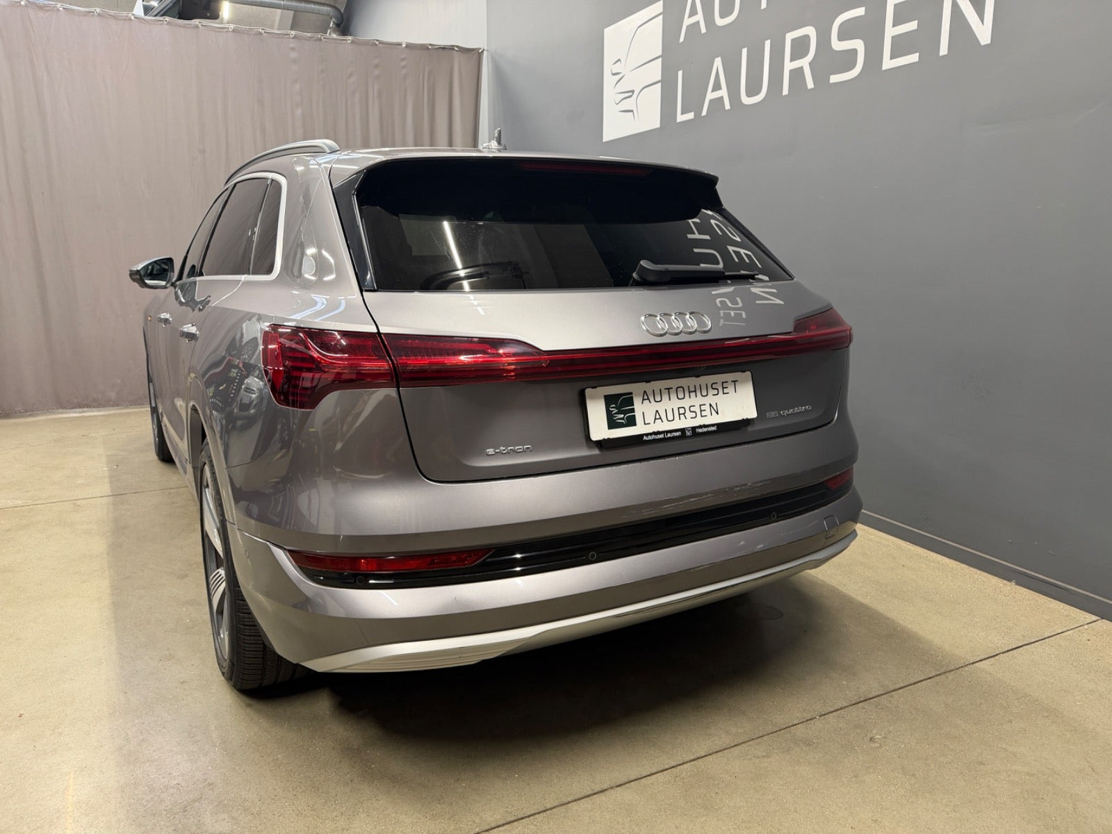 Grå Audi e-tron fra 2019