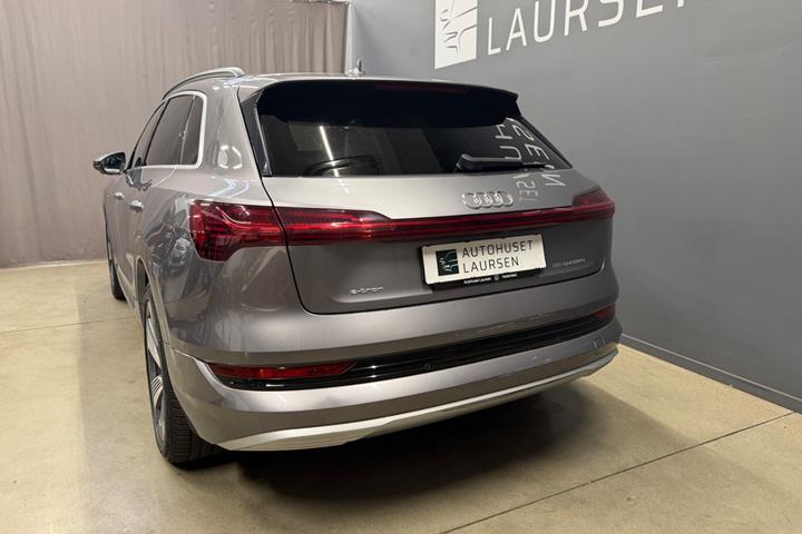 Grå Audi e-tron fra 2019