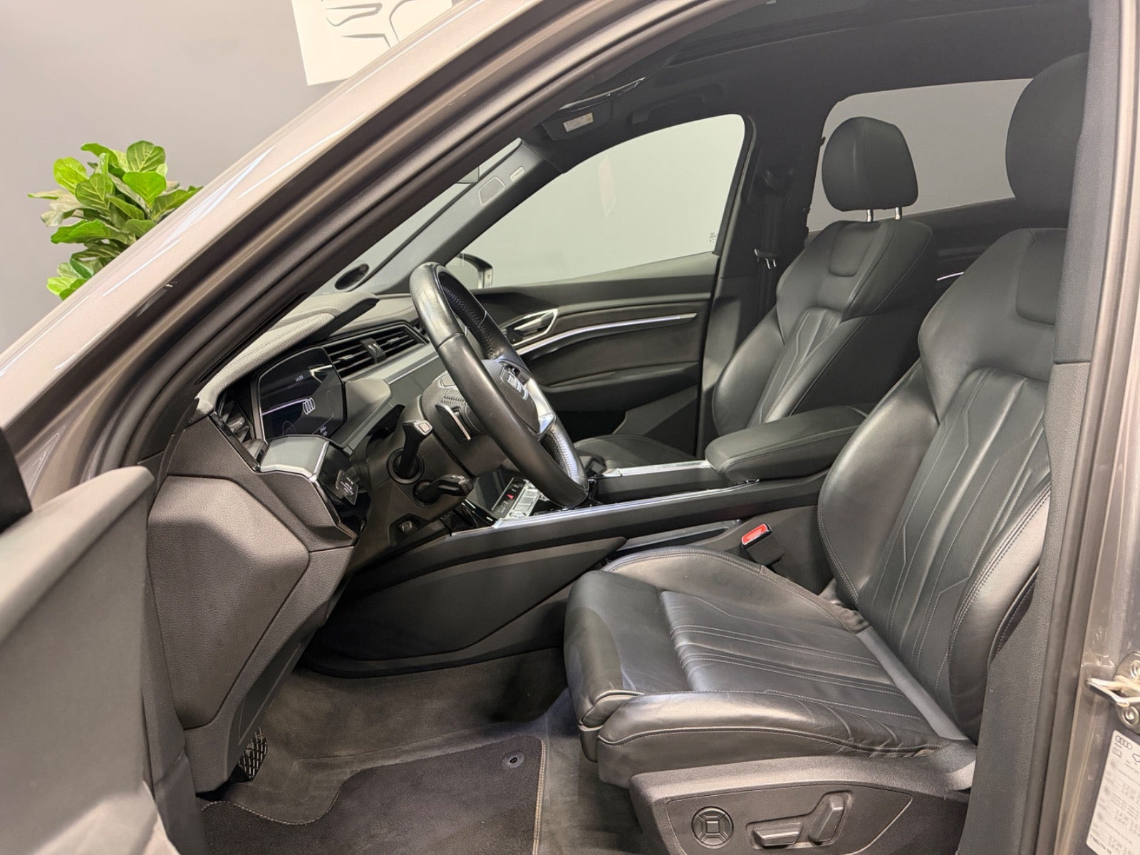 Grå Audi e-tron fra 2019