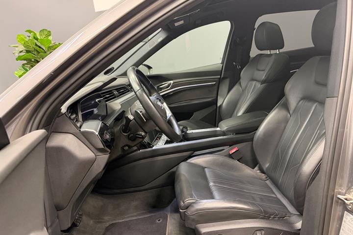 Grå Audi e-tron fra 2019