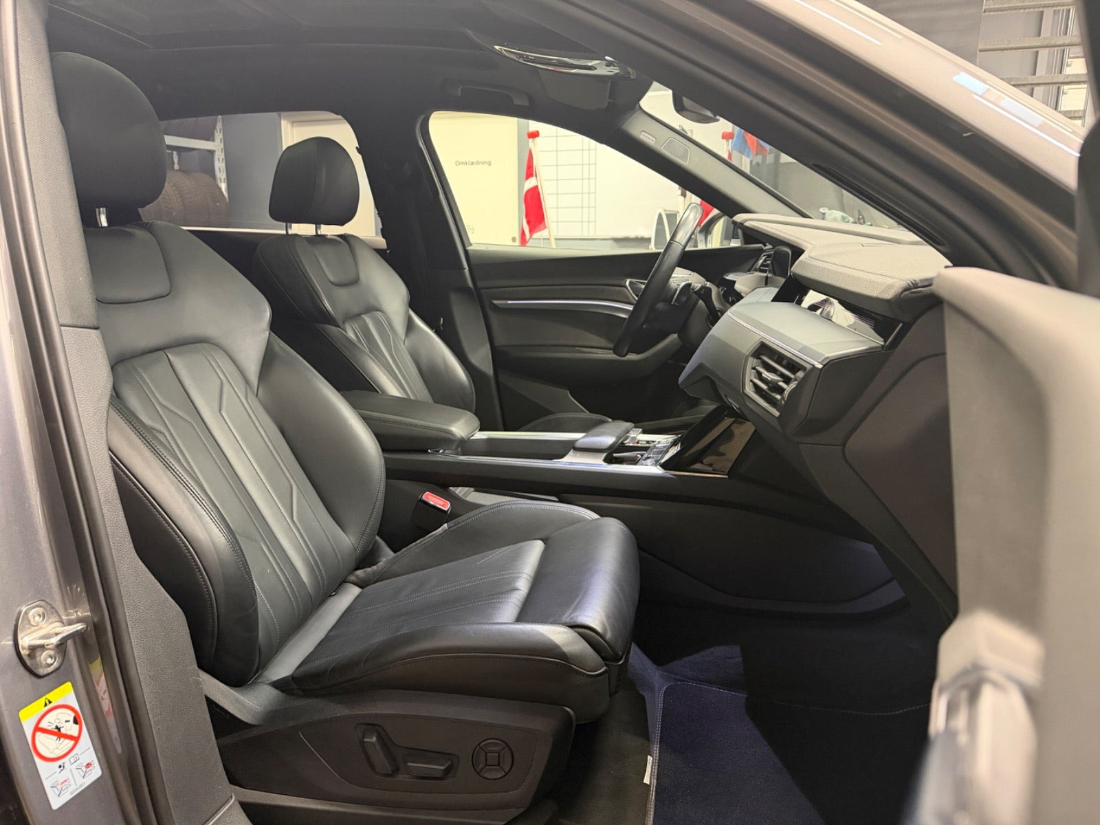Grå Audi e-tron fra 2019