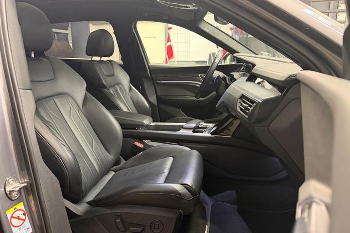 Grå Audi e-tron fra 2019