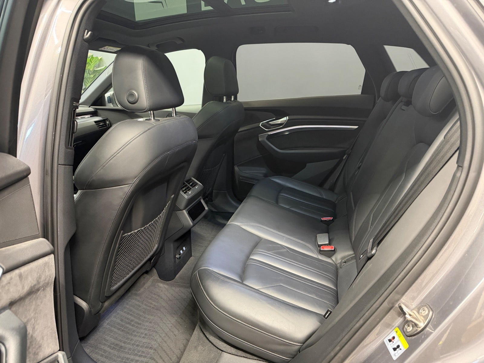 Grå Audi e-tron fra 2019