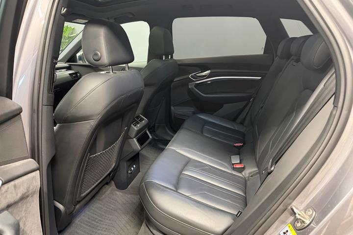 Grå Audi e-tron fra 2019