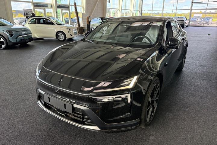 Sort Polestar 4 fra 2026