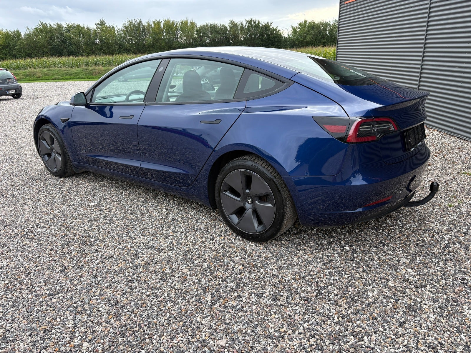 Blå Tesla Model 3 fra 2023