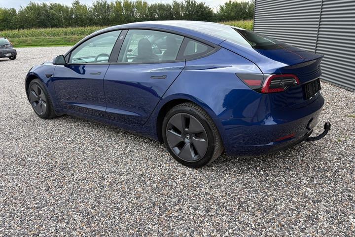 Blå Tesla Model 3 fra 2023