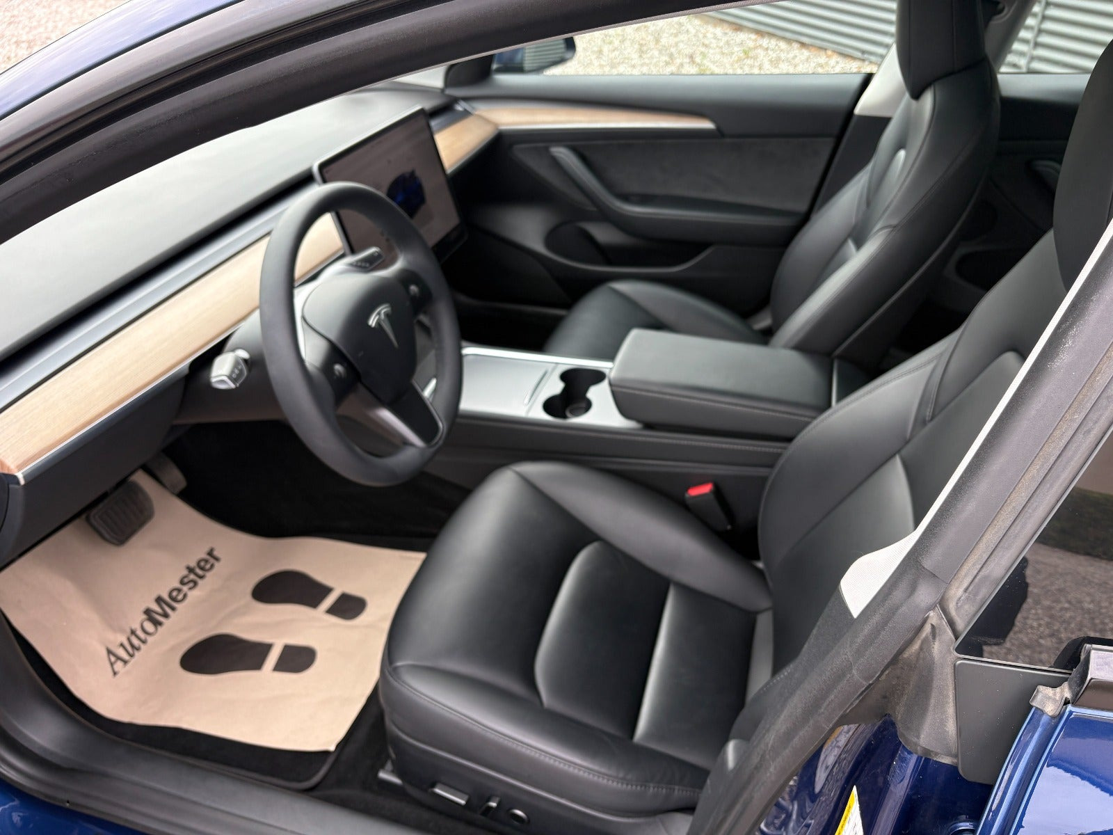 Blå Tesla Model 3 fra 2023