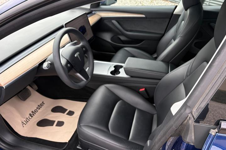 Blå Tesla Model 3 fra 2023