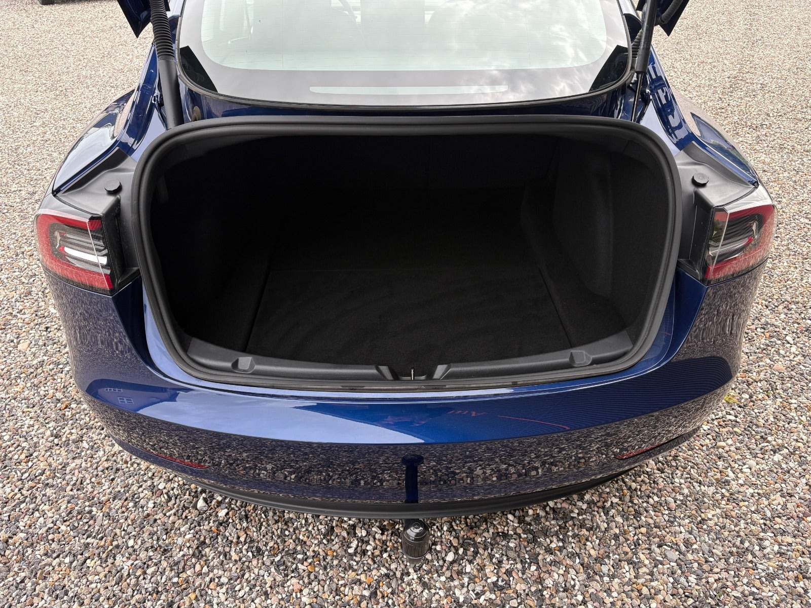 Blå Tesla Model 3 fra 2023