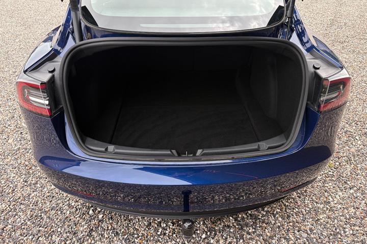 Blå Tesla Model 3 fra 2023