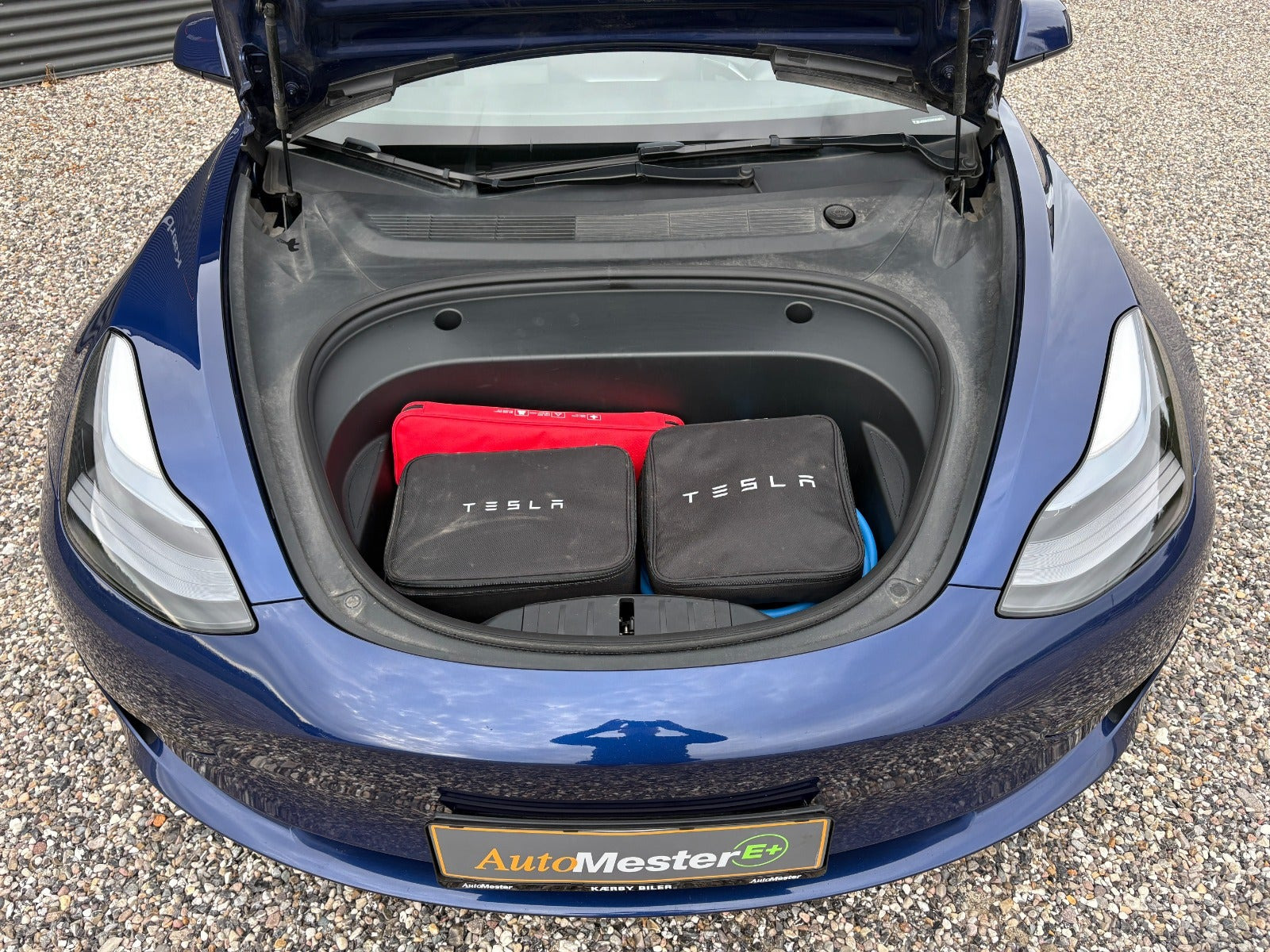 Blå Tesla Model 3 fra 2023