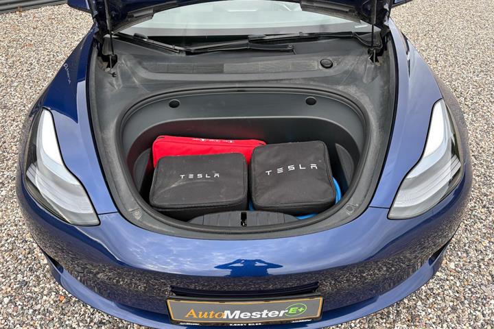 Blå Tesla Model 3 fra 2023
