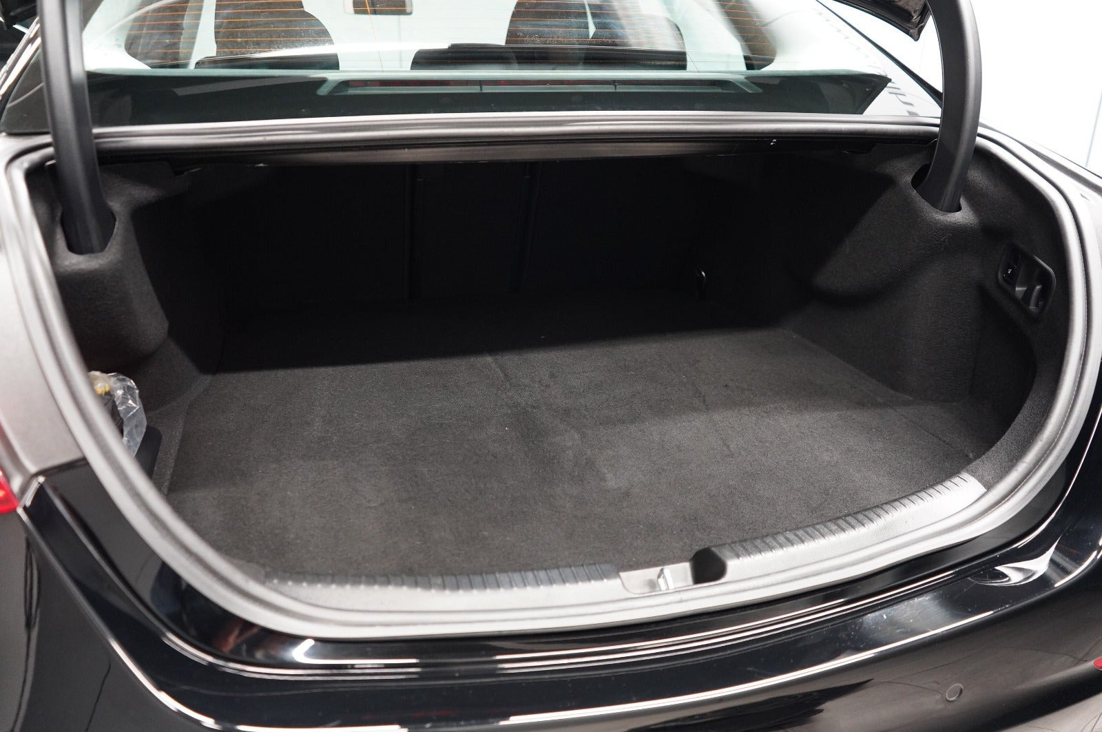 Sort Mercedes C300 e fra 2023