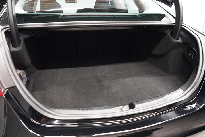 Sort Mercedes C300 e fra 2023