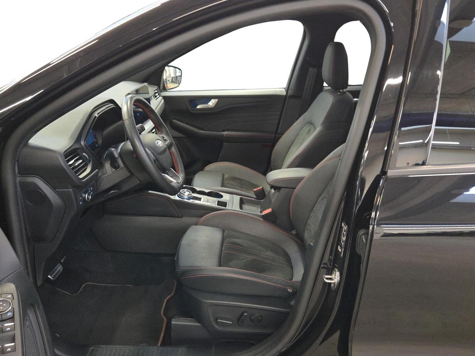 Sort Ford Kuga fra 2024