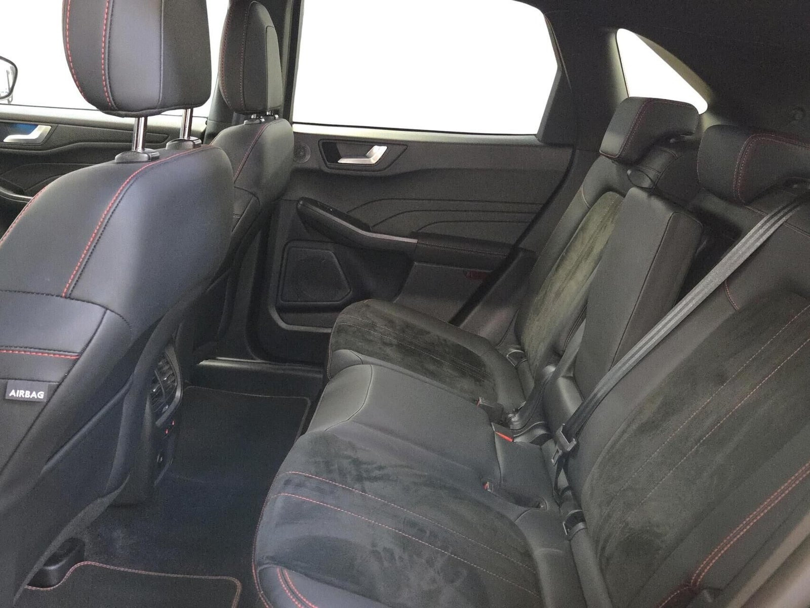Sort Ford Kuga fra 2024