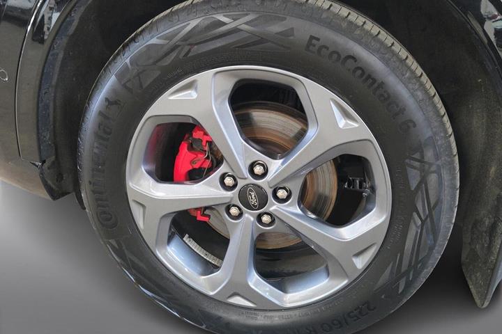 Sort Ford Kuga fra 2024