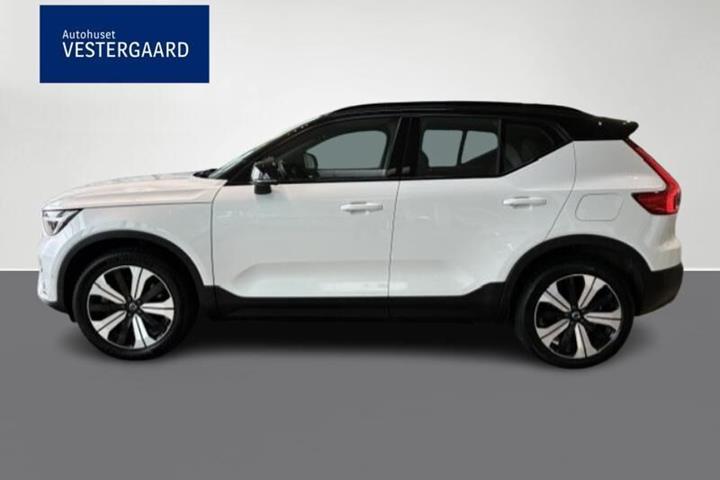 Beige Volvo XC40 fra 2023