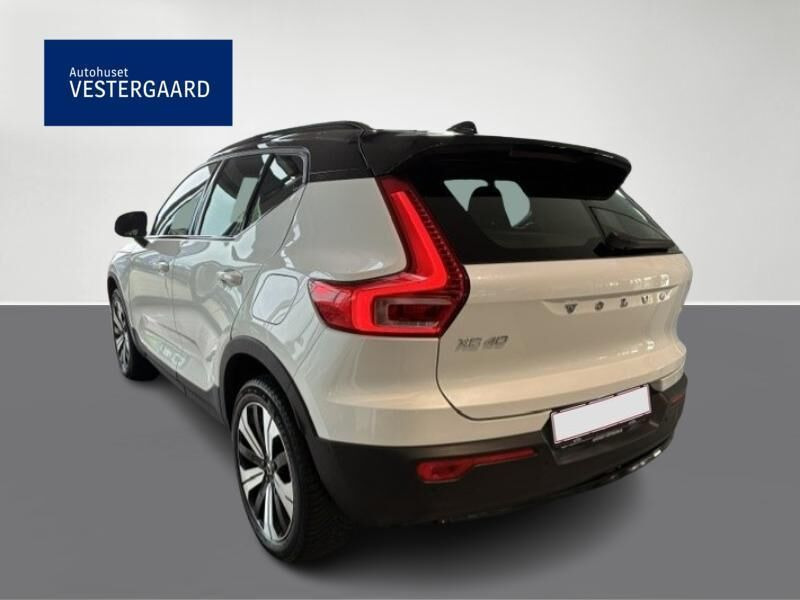 Beige Volvo XC40 fra 2023