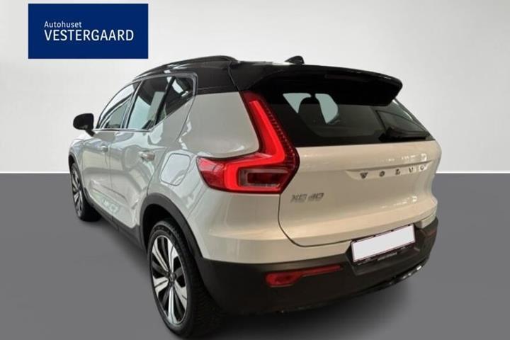 Beige Volvo XC40 fra 2023